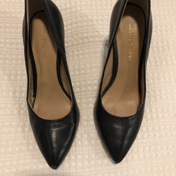 Black Leather Arturo Chiang Pointed Toe Heels - Picture 2 of 3